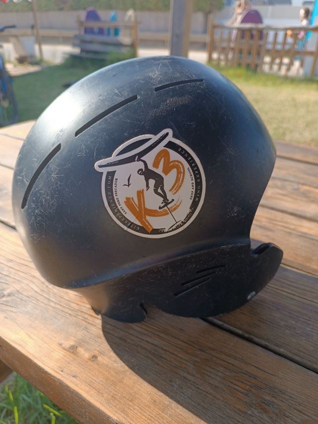 Casco Shimba Surfing