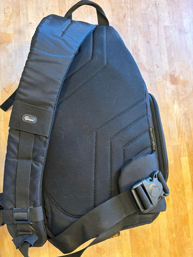 Cámara reflex Canon EOS 1100D y accesorios