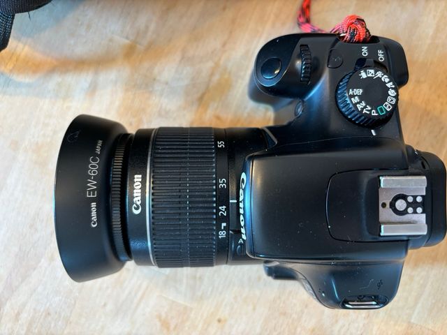 Cámara reflex Canon EOS 1100D y accesorios