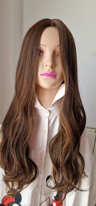 Peluca marrón con mechas 