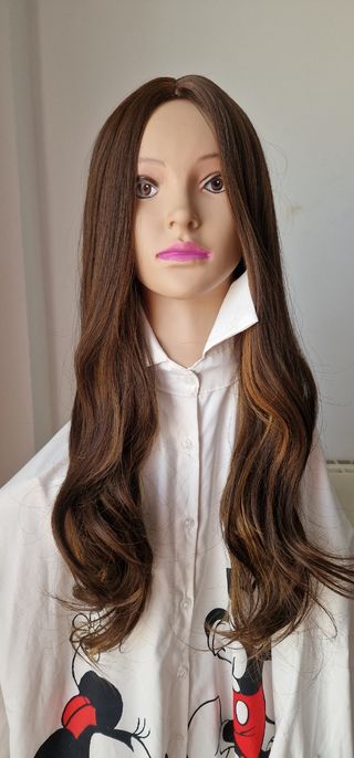 Peluca marrón con mechas 
