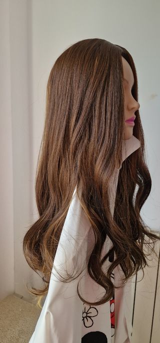 Peluca marrón con mechas 