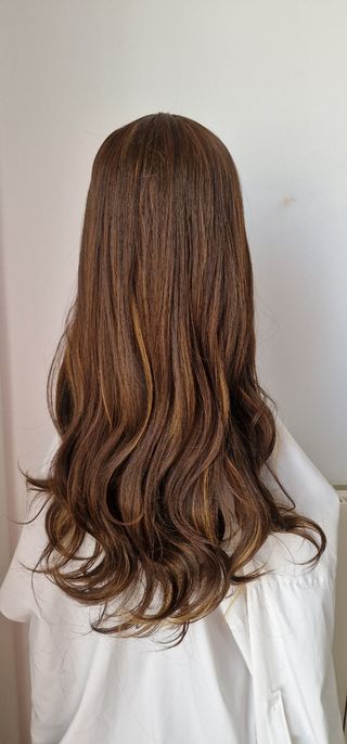 Peluca marrón con mechas 