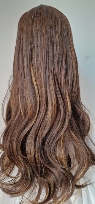 Peluca marrón con mechas 