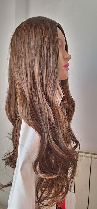 Peluca marrón con mechas 