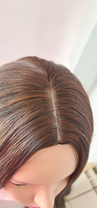 Peluca marrón con mechas 