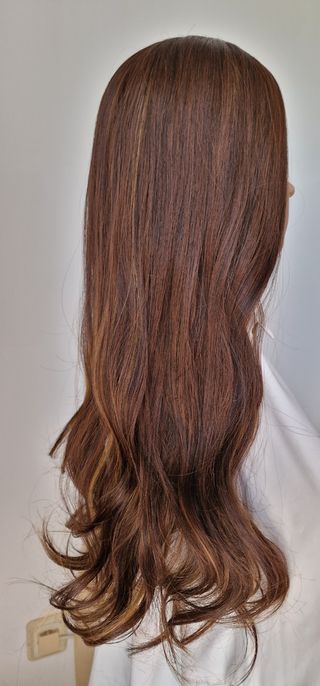 Peluca marrón con mechas 