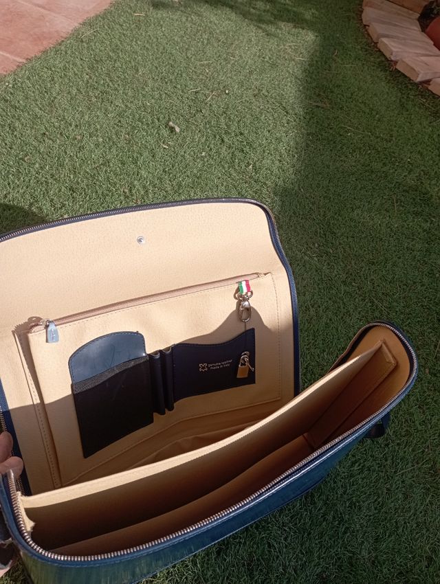 Maletin de piel azul