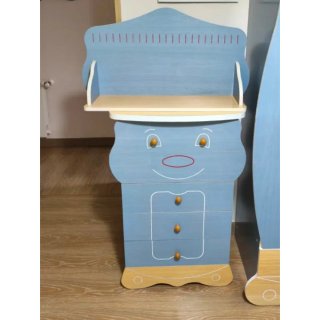 Habitación infantil: cama, somier, cómoda, estante