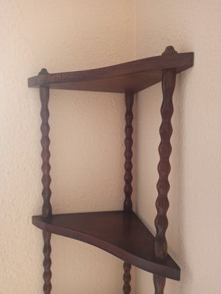 Estantería de madera esquinera.