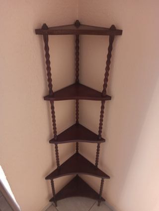 Estantería de madera esquinera.