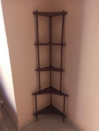 Estantería de madera esquinera.