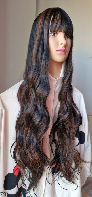 Peluca negra extra larga con mechas 