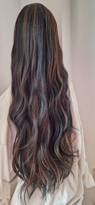 Peluca negra extra larga con mechas 