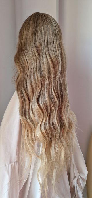 Peluca rubia con flequillo 