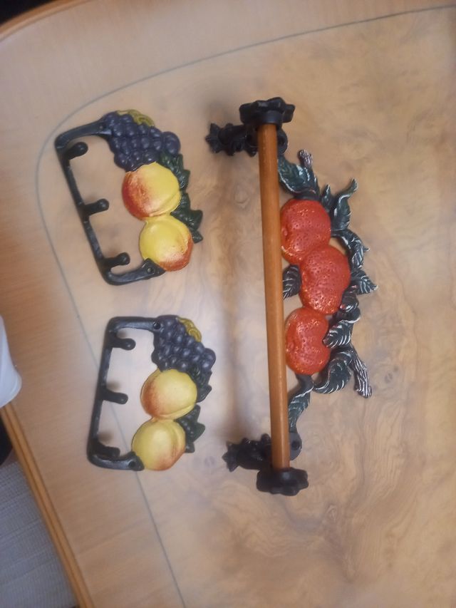 Porta rollos, perchas y apartador todo de forja