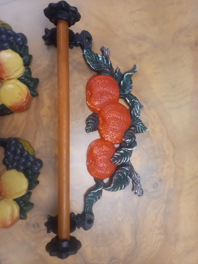 Porta rollos, perchas y apartador todo de forja