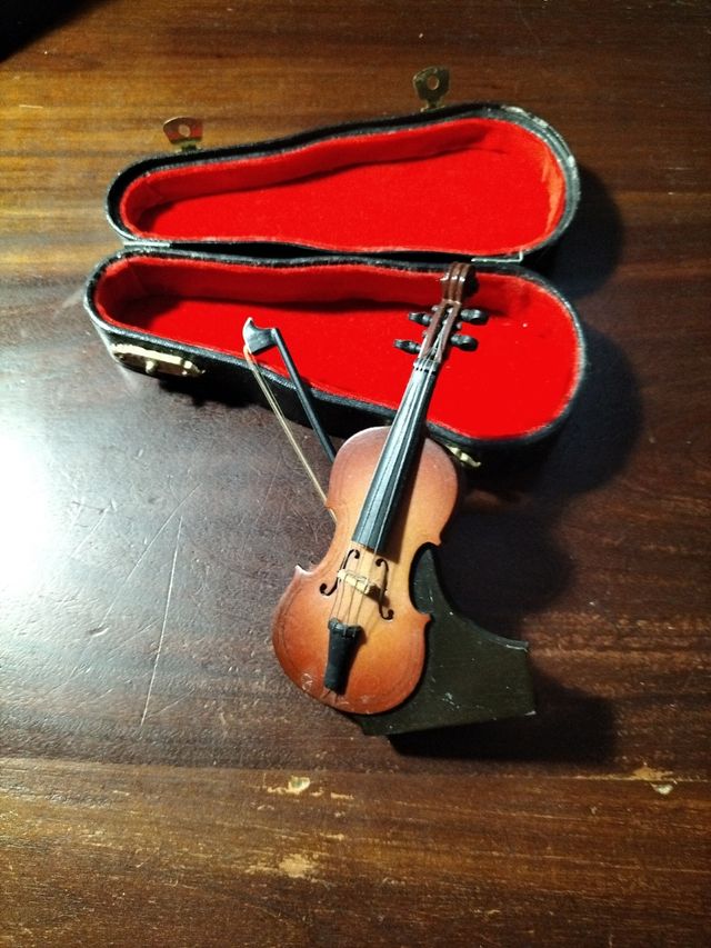 Instrumentos en Miniatura (Viola y Bajo)