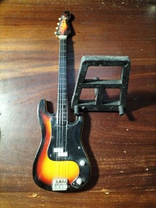 Instrumentos en Miniatura (Viola y Bajo)