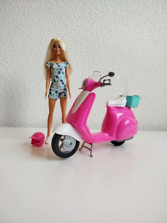 Barbie motera con su moto