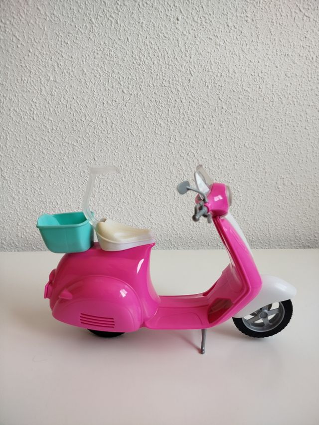 Barbie motera con su moto