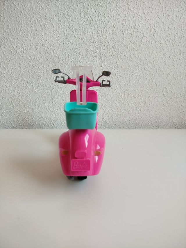 Barbie motera con su moto