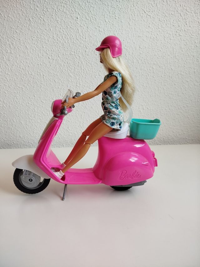 Barbie motera con su moto
