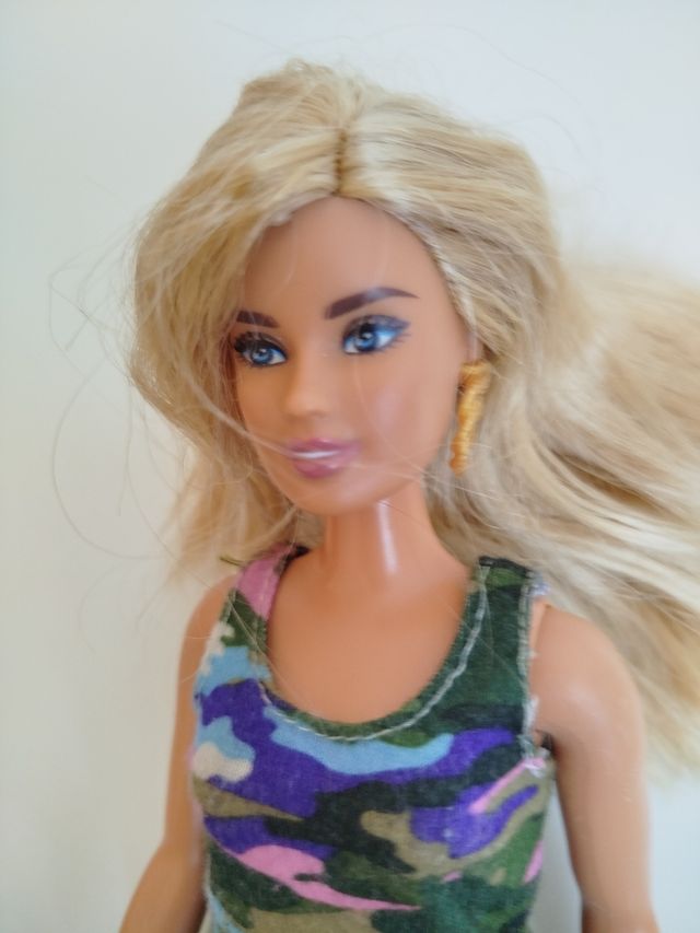 Barbie fashionista curvy