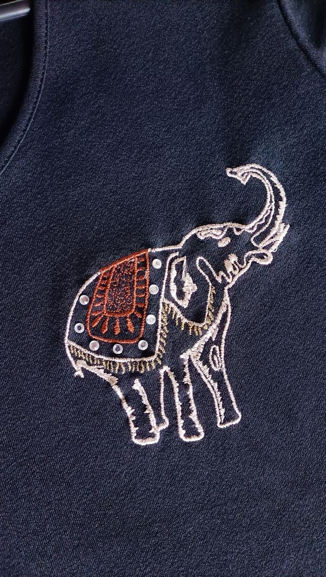 Maglia nera tg.48/50 con ricami