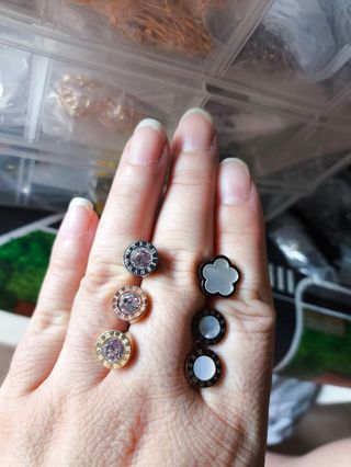 Pendientes redondos plateados y negros