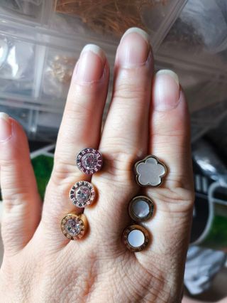 Pendientes redondos plateados y negros