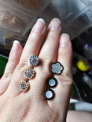 Pendientes redondos plateados y negros