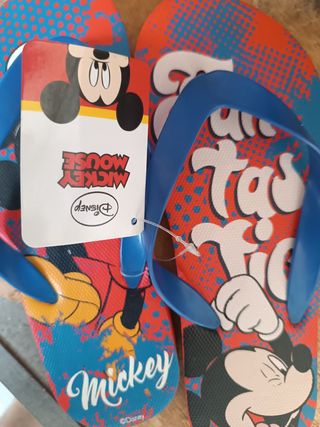 Vari infradito di marca per bambini