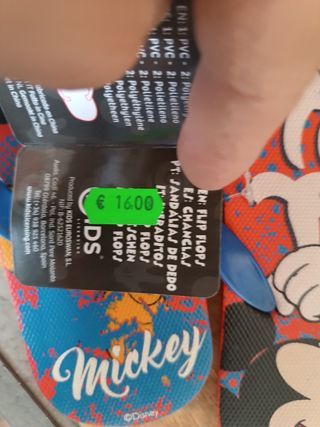 Vari infradito di marca per bambini