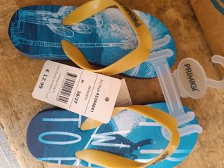 Vari infradito di marca per bambini