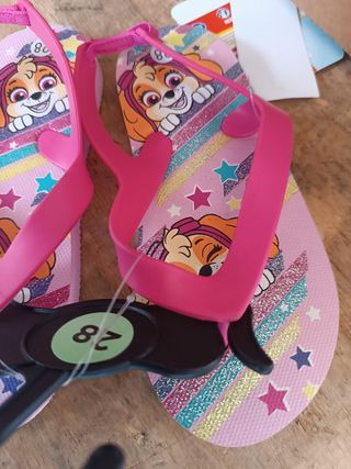 Vari infradito di marca per bambini