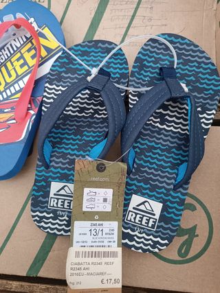 Vari infradito di marca per bambini