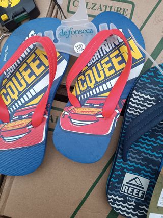 Vari infradito di marca per bambini