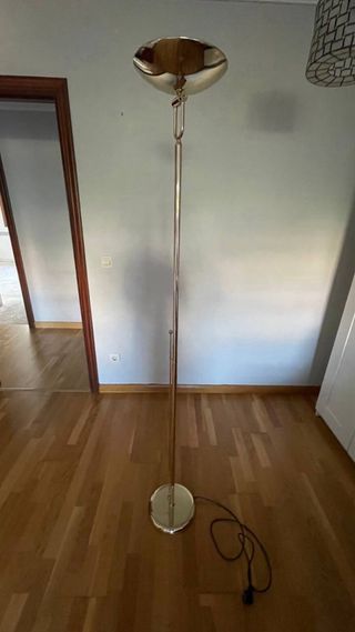 LAMPARA DE PIE DORADA 