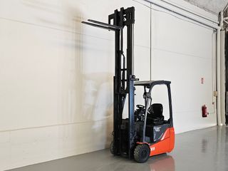 CARRETILLA ELEVADORA ELECTRICA BATERIA SEMINUEVA