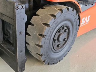 CARRETILLA ELEVADORA ELECTRICA BATERIA SEMINUEVA