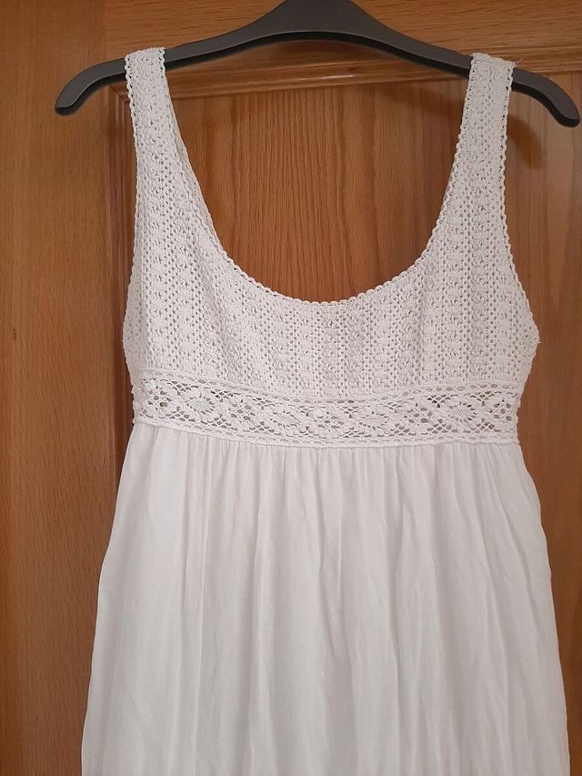 Vestido largo blanco de Bershka cuerpo crochet
