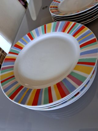 Conjunto de pratos às riscas