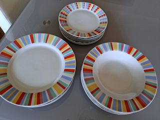 Conjunto de pratos às riscas