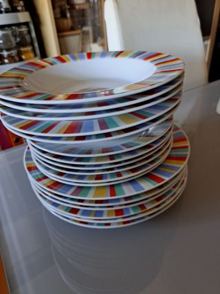 Conjunto de pratos às riscas