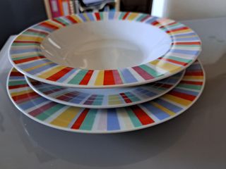 Conjunto de pratos às riscas