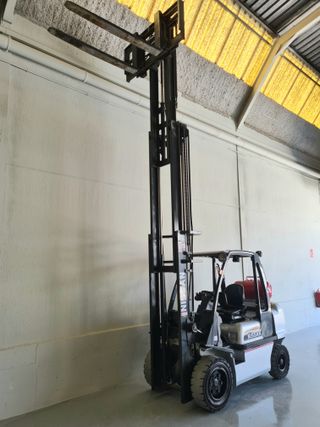 CARRETILLA ELEVADORA ELECTRICA BATERIA SEMINUEVA