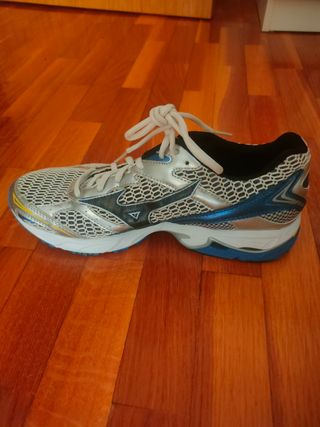 Mizuno Wave Fortis 5