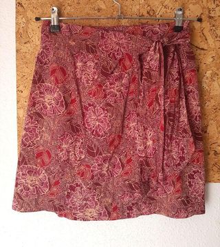 Falda corta tipo pareo con estampado de flores