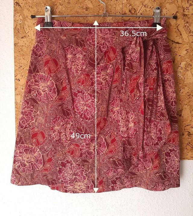 Falda corta tipo pareo con estampado de flores